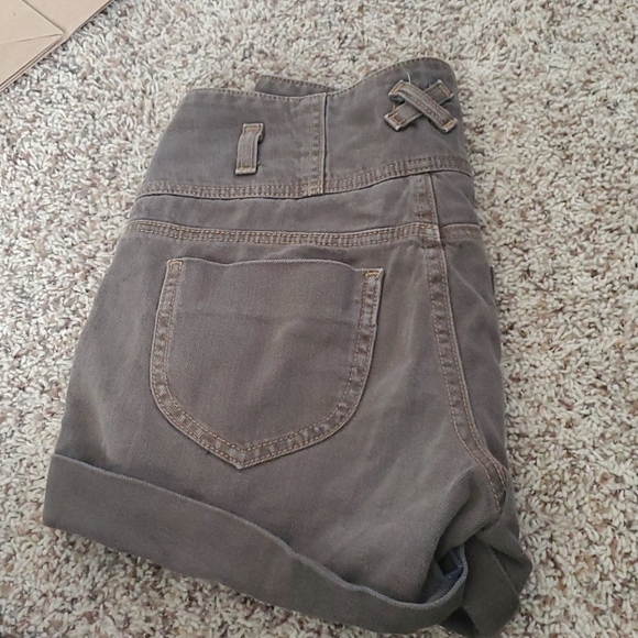 Shorts - Picture 2 of 5